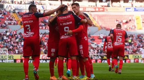 No ha jugado y tiene pie y medio fuera de Chivas