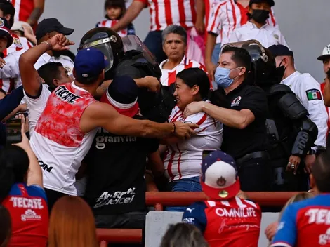 Seguidores de Chivas pelean con policías en el Estadio Victoria: VIDEO