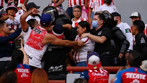 Seguidores de Chivas pelean con policías en el Estadio Victoria: VIDEO