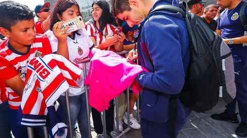 Brizuela fue cuestionado en las redes sociales y luego apareció en videos con los aficionados