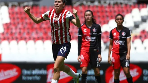 Alicia Cervantes festeja su gol ante la mirada de la excapitana rojiblanca Tania Morales al fondo