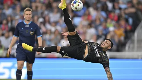 Alexis Vega tuvo una destacada actuación en su duelo particular con Javier Chicharito Hernández