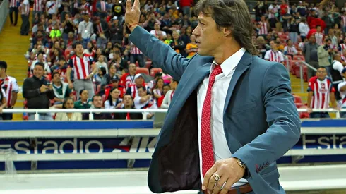 Matías Almeyda se acerca a afición de Chivas