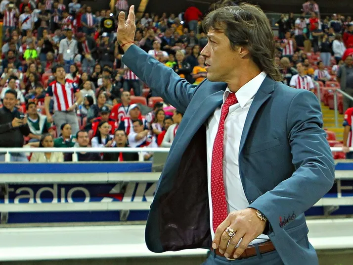 Matías Almeyda se acerca a afición de Chivas