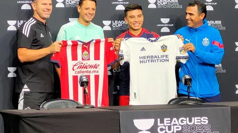 Beltrán se mostró visiblemente emocionado por estrechar la mano de Chicharito