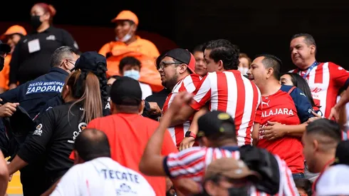 Afición de Chivas pierde la cabeza y desata bronca