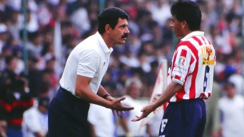 Coyote recibiendo instrucciones del Tuca (JAM MEDIA)