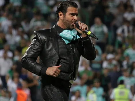 Pablo Montero hizo el oso en el himno nacional