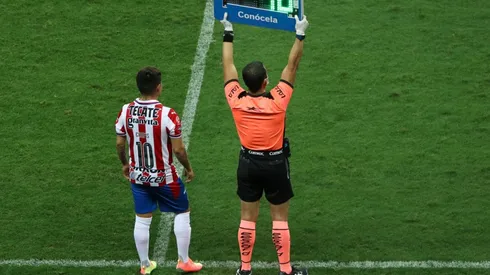 Chivas analiza al jugador que pedirá en el cambio por Chofis con Cruz Azul