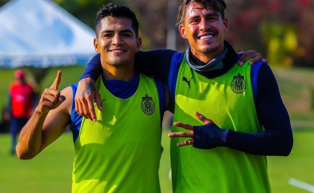 Chivas complace a la afición en Barra de Navidad con firmas y fotos ...