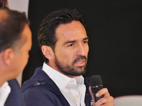 Minimiza su pasado rojinegro