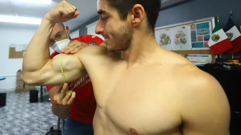 Isaác Brizuela fue de los primeros en presentarse este miércoles en Verde Valle y cumplir el circuito de pruebas médicas