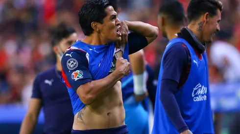 Sánchez tiene tatuado en su pectoral izquierdo el trofeo del título 12 de Chivas en Liga MX y que alzó en el Clausura 2017