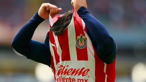 Aficionados portan nuevo jersey de Chivas
