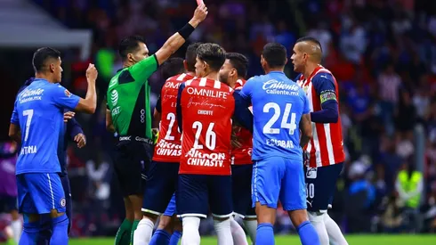 Pérez Durán expulsó a Alexis Vega en la victoria sobre Cruz Azul con gol de Cristian Calderón