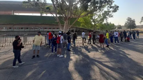 Largas filas se observaron este lunes en las taquillas del Estadio Akron