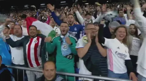 El aficionado de las Chivas aprovechó la ocasión para mostrar su playera rojiblanca