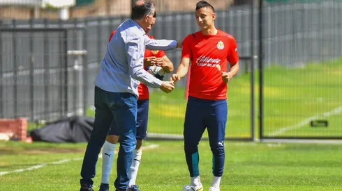 Ricardo Peláez se presentó a la cancha tras la sesión de entrenamientos y conversó con varios jugadores