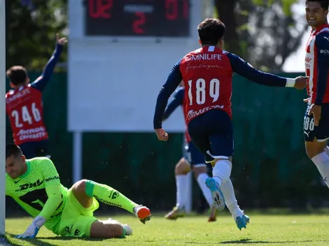 Goles y remontadas entre fuerzas básicas de Chivas y Pumas