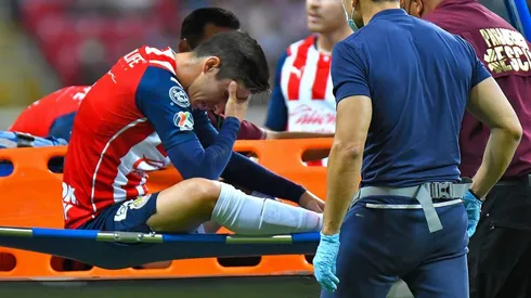 Isaac Brizuela abandonó el campo del Estadio Akron en la primera parte con la ayuda de las asistencias médicas
