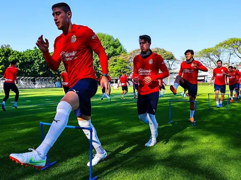Chivas vuelve a entrenar con el vestidor roto