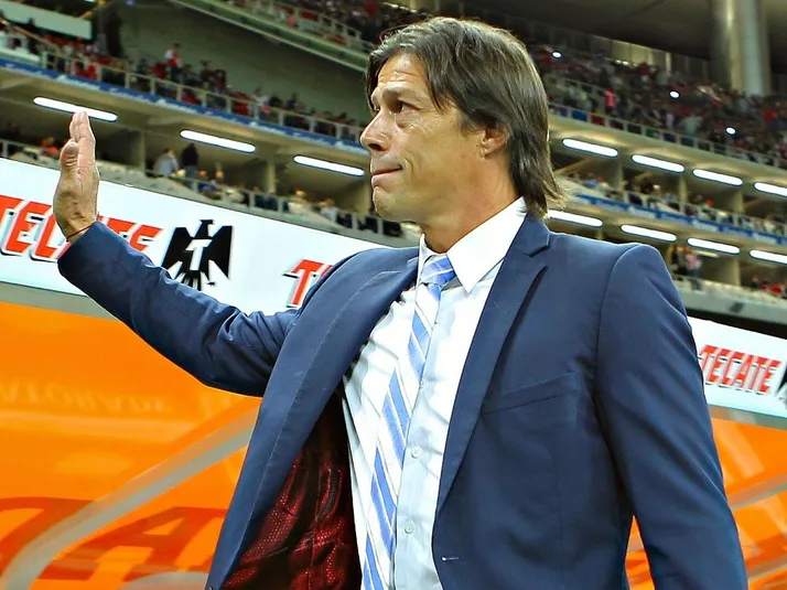 Matías Almeyda se aleja cada vez más de Chivas