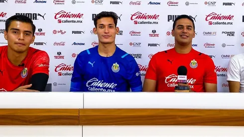 "Chiquete" Orozco tuvo que ser auxiliado por su compañero Raúl Rangel en el inesperado momento