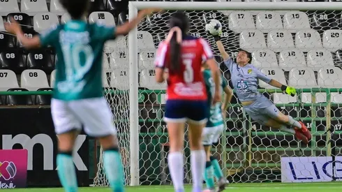 La portera de León se lució con el potente disparo de Rubí Soto y le quitó un golazo