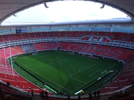 El pasto del Estadio Akron, un dolor de cabeza desde su inauguración