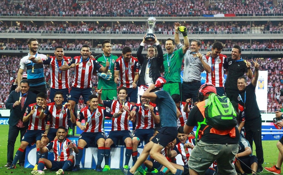El increíble reencuentro en San José durante la visita de Chivas ...