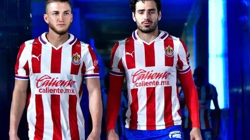 Hiram Mier se afianzó en la pareja de centrales de Chivas con Leaño