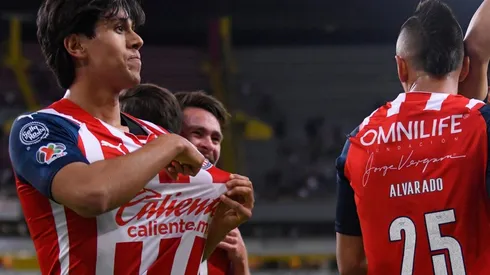 Macías exhibió el escudo del Guadalajara durante el gol de Alvarado que encendió a la afición del Atlas en el Estadio Jalisco