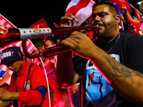 La emotiva serenata que recibió Chivas en Fresno | Video