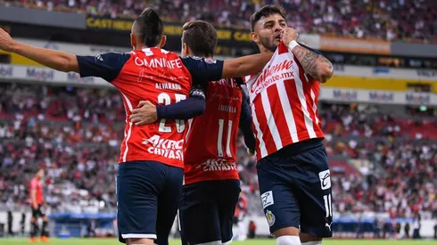 Alexis Vega festejó con su tradicional beso al escudo de Chivas antes de reaccionar de forma insólita