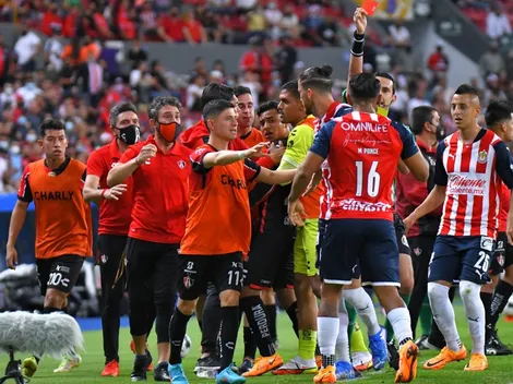 Bronca que deja expulsados en Clásico Tapatío