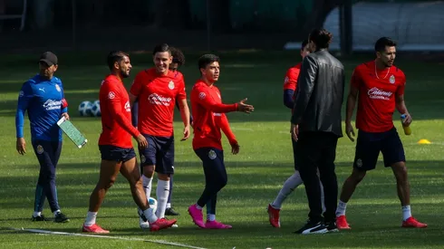 Amaury saluda a jugadores de Chivas (IMAGO 7)