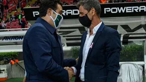 Michel Leaño y Diego Cocca se saludan (IMAGO 7)