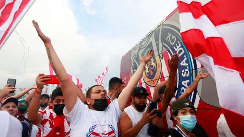 Aficionados de Chivas en un pasillo al equipo (JAM MEDIA)