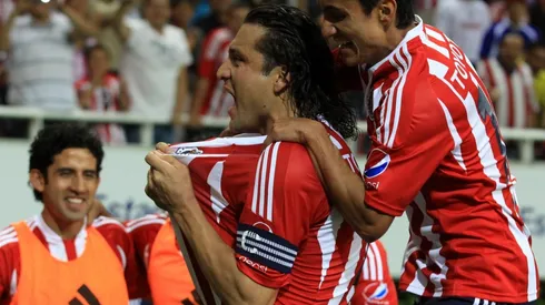 Reynoso presume el escudo de Chivas (IMAGO 7)