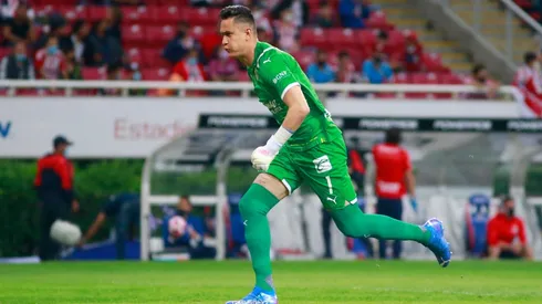 Raúl Gudiño corre a su portería (JAM MEDIA)