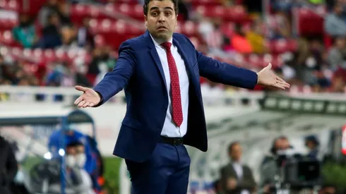 Michel Leaño reclama una jugada al cuarto árbitro (IMAGO 7)