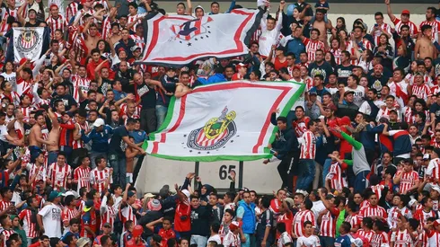 Afición de Chivas durante un Clásico (JAM MEDIA)