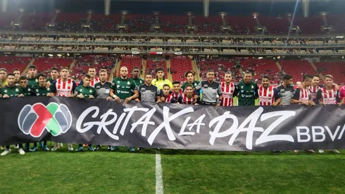 Jugadores de Chivas y Santos se unen para el protocolo (IMAGO 7)