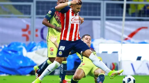 Alexis Vega disputa un balón (IMAGO 7)