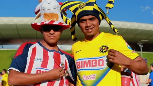 Aficionados conviven fuera del Akron (JAM MEDIA)