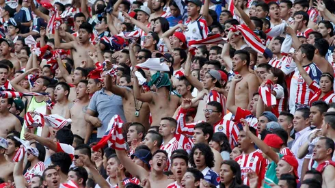 Aficionados de Chivas cantan durante un partido (IMAGO 7)