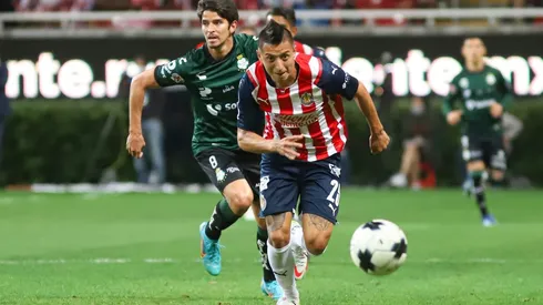 Alvarado pelea un balón contra Santos (JAM MEDIA)