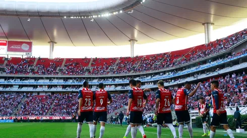 Jugadores de Chivas celebran un gol (JAM MEDIA)