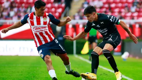 Jesús Sánchez disputa un balón (JAM MEDIA)