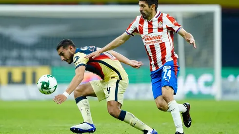 Oribe Peralta disputa un balón contra América (IMAGO 7)